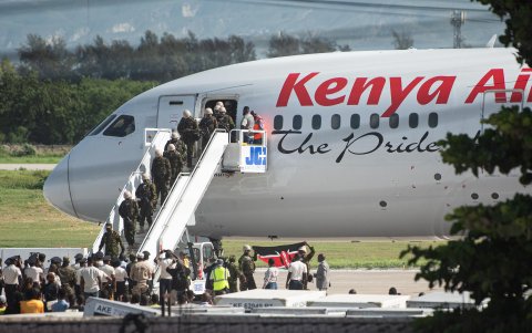 Soldados kenianos descienden de un avión.
