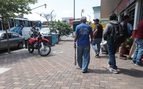 Inseguridad. Incluso con bates caminan algunos trabajadores de locales comerciales en la calle Ayacucho, centro de Guayaquil, ante el auge de asaltos y secuestros en las últimas semanas.