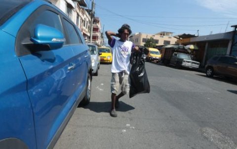 Comerciantes dicen que los ‘cachineros’ roban los accesorios de todo carro.