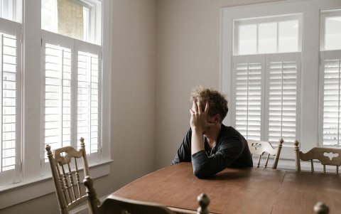 Se centra en simplificar nuestras emociones y relaciones.