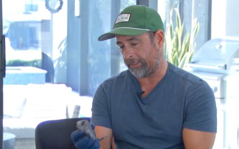 Naples (Florida). Alejandro Otero con la basura espacial en su mano.