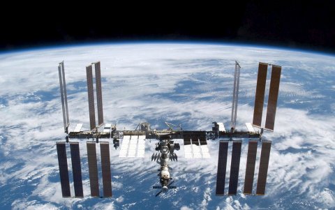 Un soporte metálico usado para montar baterías viejas en plataforma de carga para su eliminación, cayó sobre la casa de los Otero. La plataforma fue desechada de la estación espacial en 2021.