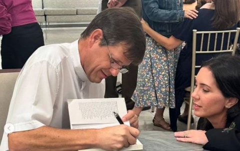 ‘Sin atajos’ cuenta la historia de Bernardo y Carlos, dos amigos que se reencuentran luego de mucho tiempo