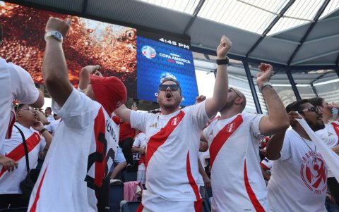 Los fanáticos de Perú se animan antes del inicio del partido del grupo A de la CONMEBOL Copa América 2024 entre Perú y Canadá, en Kansas City.