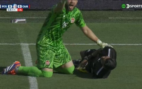 Árbitro cae en pleno partido.