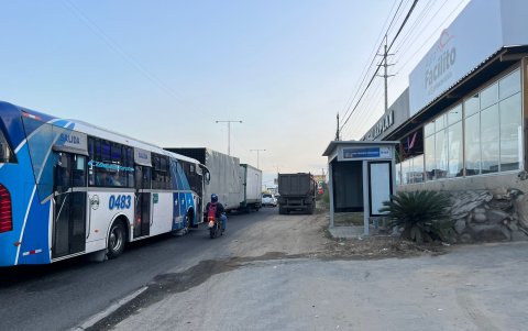 Cerca de las 18:30, este es el escenario en las vías que conducen a Villa Club ante la falta de energía.
