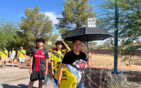 Las sombrillas son las principales aleadas de los  compatriotas para protegerse del clima desértico.