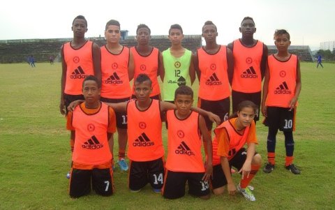 Pacho (de pie, primero de la izquierda) dejó de estudiar un año por seguir su sueño en el fútbol.