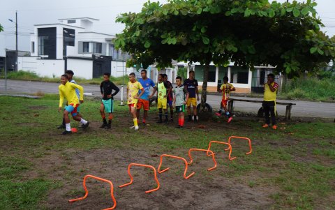 Los niños y jóvenes de Huracán aún entrenan en esa cancha.