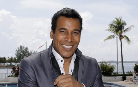 En este nuevo show ha incluido diez nuevos cantantes en su repertorio. Va por el personaje número sesenta ya.