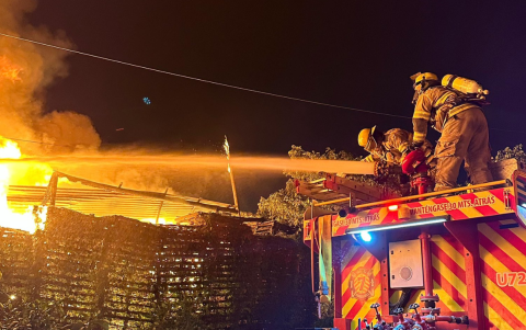 Bomberos trabajan para controlar la emergencia en la vía a Daule.