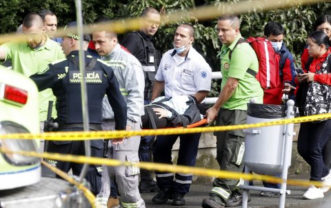 Una mujer herida es trasportada en una camilla luego de que una cabina del sistema de transporte Metrocable cayera en Medellín