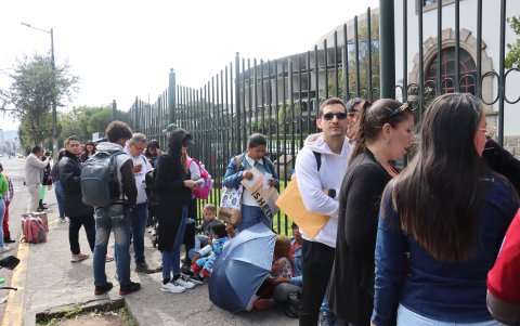 Las personas de atención prioritaria formaron otra fila, durante la entrega de pasaportes venezolanos en Quito.