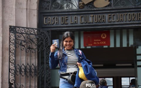 Algunos ciudadanos venezolanos salían contentos de la Casa de la Cultura, tras recibir el pasaporte que esperaron por meses.