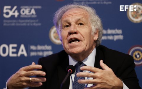 El Secretario General de la OEA Luis Almagro habla en una rueda de prensa este martes, durante la Asamblea General de la OEA, en Asunción (Paraguay).