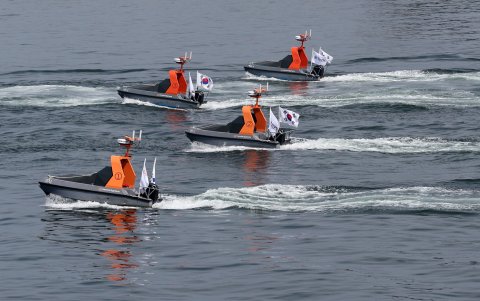 Vehículos de superficie no tripulados navegan en aguas frente a un puerto naval en la ciudad sureste de Busan, Corea del Sur, 8 de junio de 2023