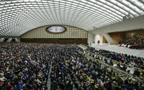 La parte interna del el Aula Pablo VI, donde se celebran las audiencias y actos del papa y con capacidad para más de 6.000 personas, en cuyo techo está implantado un sistema fotovoltaico.