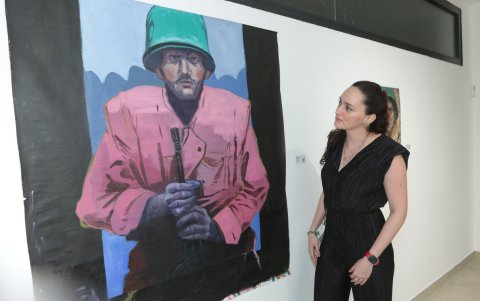 María de los Ángeles Chacón disfruta del talento del artista.