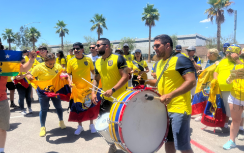El ambiente se encendió más a pocos minutos del partido.