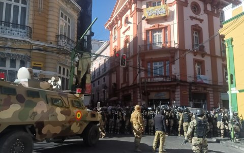 Militares hacen presencia con tanques frente a la sede del Gobierno de Bolivia, este 26 de junio de 2024 en La Paz.