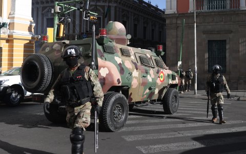 Fotografía de un tanque militar frente a la sede del Gobierno de Bolivia, este miércoles en La Paz (Bolivia).