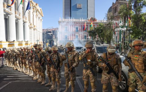 Uniformados cerca de la sede presidencial en Bolivia.