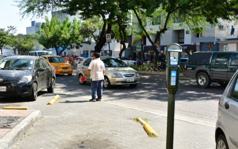 Los señalamientos apuntan a los franeleros, quienes piden dinero para que los conductores eviten ser sancionados por no colocar monedas en los dispositivos.