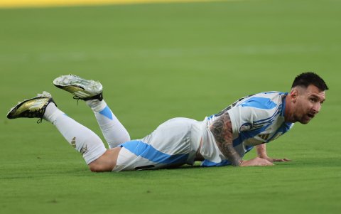 Lionel Messi en el partido ante Chile salió lesionado.