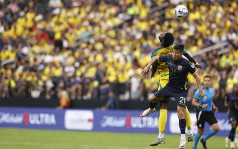 El delantero de Jamaica Shamar Nicholson (L) y el mediocampista de Ecuador Alan Franco (R) desafían el balón durante la primera mitad del partido del grupo B.