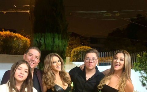 Con su familia.