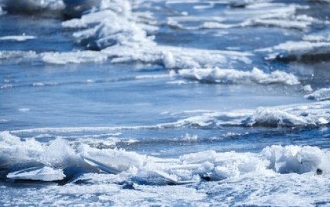 Realidad. El poco viento, más la acumulación de olas sobre el mar de Argentina generó congelamiento del agua.
