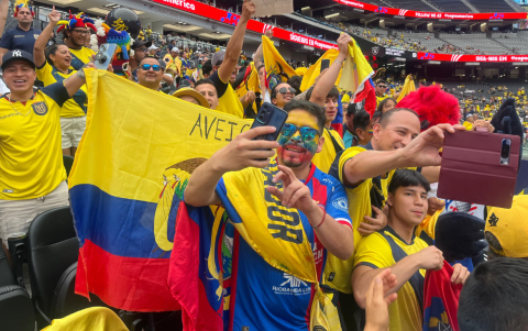 Celebración de los hinchas ecuatorianos en el encuentro frente a Jamaica.