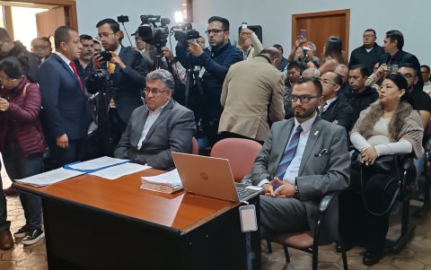 Héctor Martínez y Esteban Villa, gerente del Hospital José Carrasco Arteaga y director provincial del IESS, comparecieron ante los asambleístas de Azuay sobre la crisis dentro de la casa de salud.