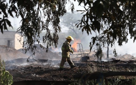 En escombros, así quedó la fábrica de madera consumida por el fuego.