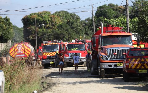 Los bomberos acudieron en la madrugada al sitio afectado para apagar las llamas, que se extendieron en cuestión de minutos.