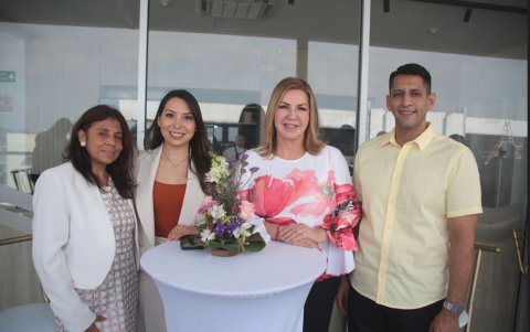 Sandra Rosales Leiva, Jessica Eras Flores, Poly Ugarte y Ronald Romero.