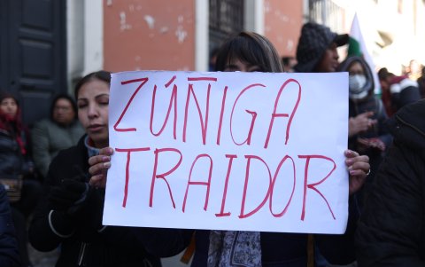 Una mujer sostiene un cartel durante una manifestación en la Fuerza Especial de Lucha Contra el Crimen.