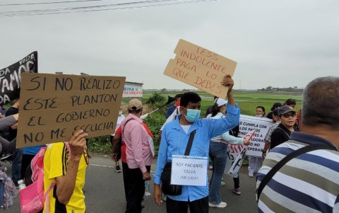 Desde las 9:00, los pacientes permanecen en la vía a esperas de respuestas por parte de las autoridades.