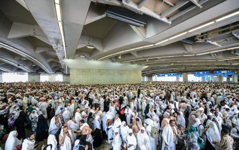 Peregrinos musulmanes asisten al ritual simbólico de lapidación del diablo en el puente Jamarat durante la peregrinación Hajj cerca de La Meca, Arabia Saudita, el 16 de junio de 2024.