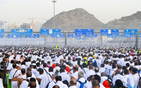 Peregrinos musulmanes asisten al ritual simbólico de lapidación del diablo en el puente Jamarat durante la peregrinación Hajj cerca de La Meca (Arabia Saudita), 16 de junio de 2024.