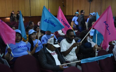 ¡Viva Francisco!, corearon los militantes de Acción que no llenaron el auditorio del CNE Pichincha. Portaron banderas del color del movimiento: rosado y celeste.