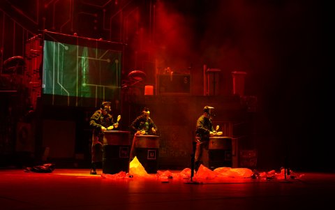 Uno de los momentos del show muestra cómo nuestros desechos se convierten en tóxicos que afectan nuestra salud y la del medio ambiente