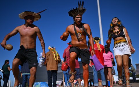 Indígenas de diferentes etnias participan en una protesta contra las inversiones gubernamentales en el sector agrícola, este miércoles en Brasilia (Brasil).