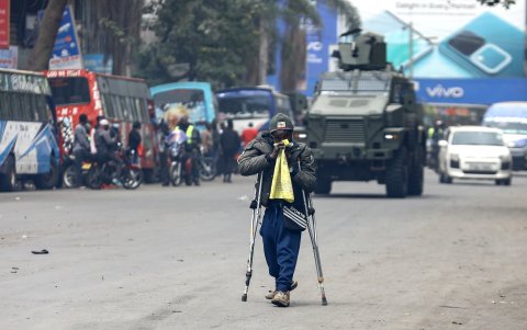 Un hombre atraviesa una zona donde la policía se enfrenta contra los manifestantes en Nairobi, Kenia, este 27 de junio de 2024.