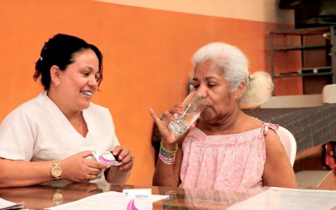 Las entregas también incluyen alcohol, artículos de higiene personal e insumos médicos.