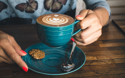 Métodos como el café filtrado o de prensa francesa pueden ser más saludables que los cafés instantáneos o expreso con aditivos.