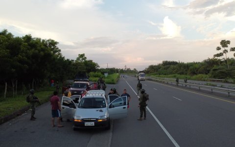 Personal del Ejército realiza controles en un tramo de la vía.