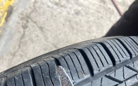 Miguelitos. Este objeto, que tiene forma de flecha y es punzante, es utilizado en la vía para desinflar las llantas de los conductores que circulan en la avenida y Ruta Viva.