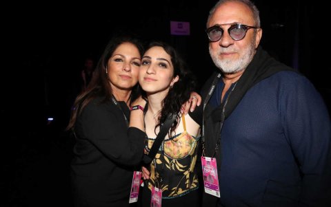 Los Estefan con su hija.