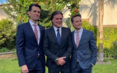 René Strickler con su hijo y yerno.